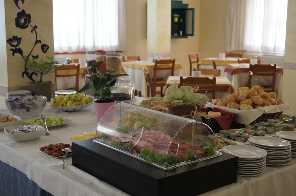 Hotel Orizzonti Rimini Bagian luar foto