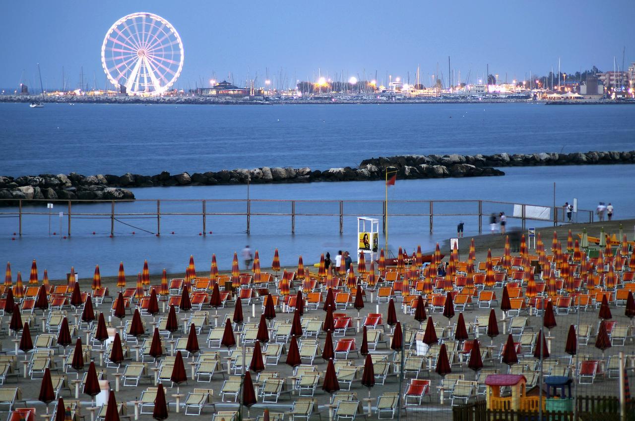 Hotel Orizzonti Rimini Bagian luar foto